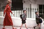 Princezna Diana doprovází sedmiletého prince Williama a pětiletého prince Harryho, který jde poprvé do školy