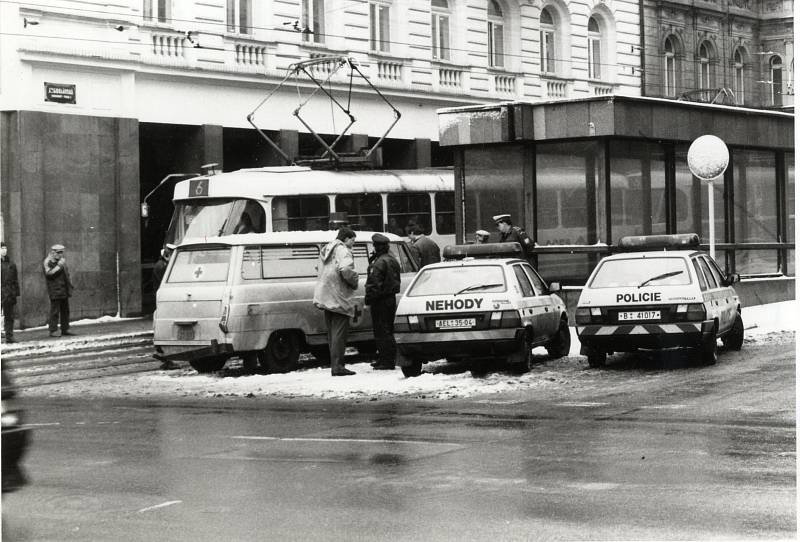 Vyšetřování dopravní nehody v 80. letech na pražském náměstí I.P. Pavlova