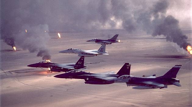 Americká bojová letadla F-16A, F-15C, F-15E nad hořícími kuvajtskými ropnými poli