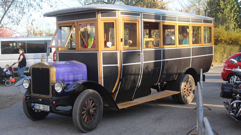 Zájemci se mohli svézt historickým autobusem