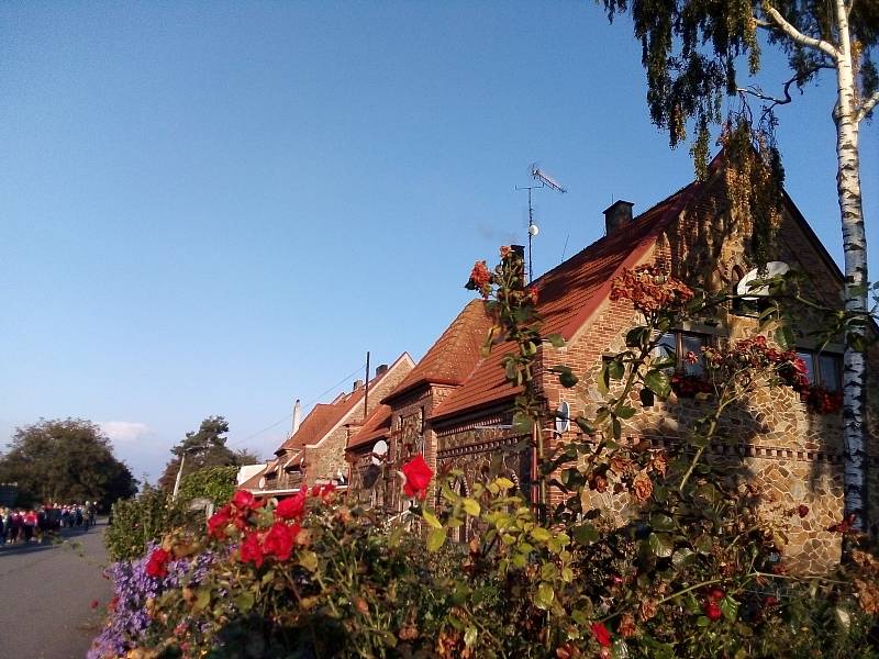 Výzkum vědce přiblížil k tomu, aby byli schopni ovládat reakci lidského organismu na větší či menší množství denního světla (pseudogotické domky v Netlukách, nasvícené zářijovým úsvitem)