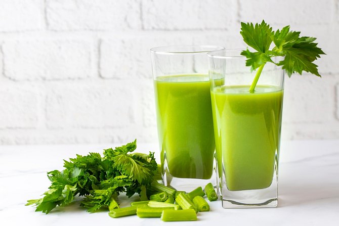 Šťáva z řapíkatého celeru je zdraví prospěšná. O zázračný lék se však nejedná.