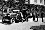 Škoda Hispan Suiza, kterou si 10. května 1926 převzal československý prezident Tomáš Garrigue Masaryk (druhý zleva).