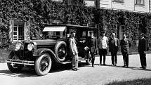 Škoda Hispan Suiza, kterou si 10. května 1926 převzal československý prezident Tomáš Garrigue Masaryk (druhý zleva).