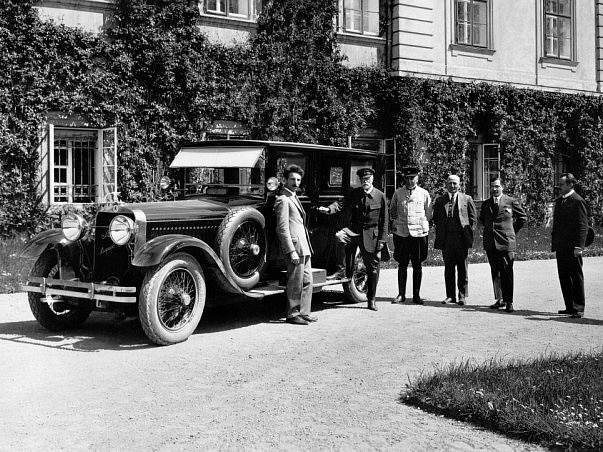 Škoda Hispan Suiza, kterou si 10. května 1926 převzal československý prezident Tomáš Garrigue Masaryk (druhý zleva).