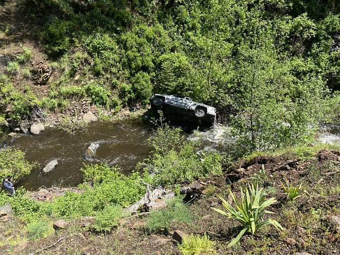 Auto, se kterým spadl muž do rokle v Oregonu