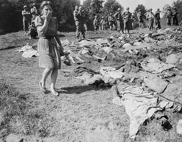 Konec druhé světové války poznamenaly na řadě míst masakry vězňů z koncentračních táborů. Tisíce jich byly nahnány do pochodů smrti. Na snímku šokovaná německá dívka poté, co osvoboditelé donutili německé civilisty prohlédnout si zblízka napáchané zlo
