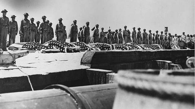 Smuteční ceremoniál k uctění památky amerických vojáků, kteří padli v bitvě o Midway