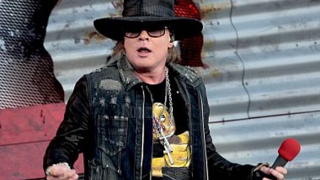 Rok po tom, co se Axl Rose představil na letišti v Letňanech  s AC/DC, přiveze na místo činu  4. července svou kapelu Guns N' Roses v rámci turné Not In This Lifetime Tour. Do kapely se loni vrátil oblíbený kytarista Slash  a baskytarista Duff McKagan.