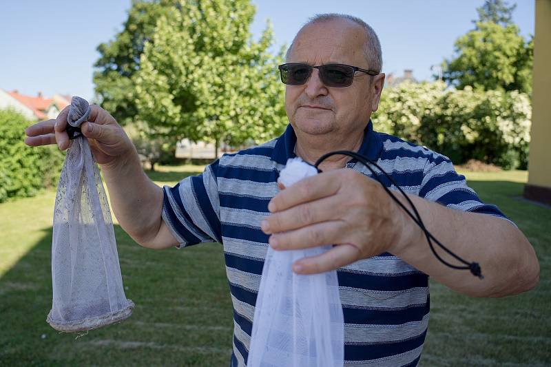 Ke sledování populace komárů slouží hygienikům speciální pasti. Okřídlený hmyz chytají na Břeclavsku v lužních lesích či na březích rybníka v rákosí. Oldřich Šebesta je komárologem už zhruba dvacet let.