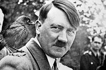 Adolf Hitler s ochočenou kavkou na rameni