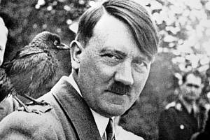 Adolf Hitler s ochočenou kavkou na rameni