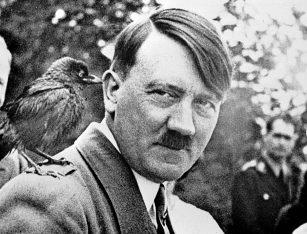 Adolf Hitler s ochočenou kavkou na rameni