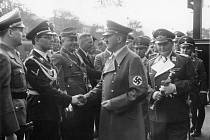 Adolf Hitler se vrací 1. října 1938 z jednání v Mnichově a zdraví se se svými ministry. Vpravo za ním stojí německý polní maršál Hermann Göring