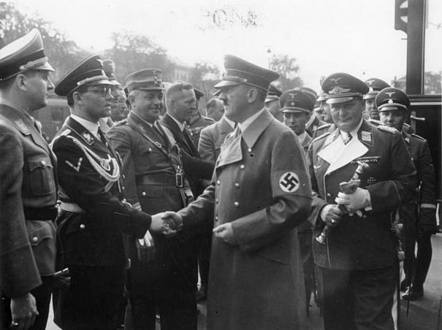 Adolf Hitler se vrací 1. října 1938 z jednání v Mnichově a zdraví se se svými ministry. Vpravo za ním stojí německý polní maršál Hermann Göring