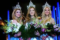 Zleva druhá vicemiss Kristýna Kubíčková, Česká Miss 2016 Andrea Bezděková a první vicemiss Natálie Kotková.