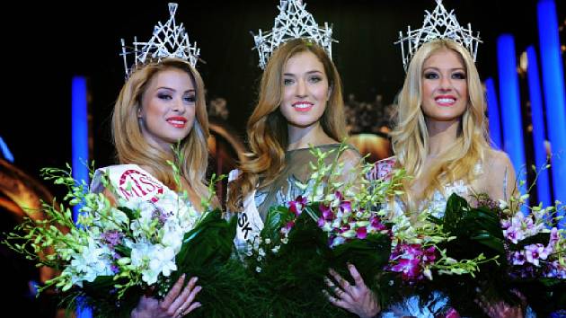 Zleva druhá vicemiss Kristýna Kubíčková, Česká Miss 2016 Andrea Bezděková a první vicemiss Natálie Kotková.