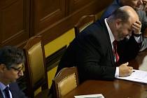 Prázdná židle premiéra Jiřího Rusnoka na jednání Poslanecké sněmovny 8. srpna v Praze.