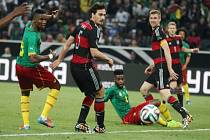 Samuel Eto'o z Kamerunu (vlevo) se prosazuje proti Německu.