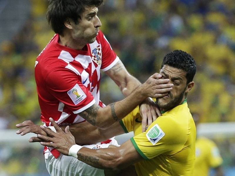 Tvrdý souboj. Vedran Čorluka z Chorvatska (vlevo) a Hulk z Brazílie.