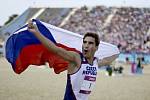 Moderní pětibojař David Svoboda slaví vítězství na olympijských hrách v Londýně.