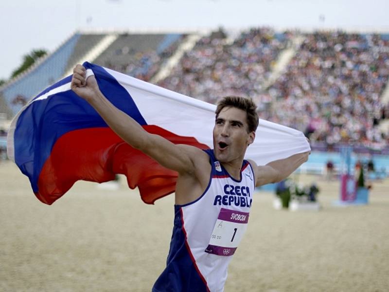 Moderní pětibojař David Svoboda slaví vítězství na olympijských hrách v Londýně.