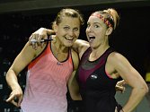 Lucie Šafářová (vlevo) a Bethanie Matteková-Sandsová si v Miami zahrají finále.