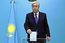 Současný prezident Kazachstánu Kasym-Žomart Tokajev hlasuje v předčasných prezidentských  volbách.