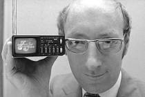 Britský vynálezce Clive Sinclair, který stál u zrodu kapesní kalkulačky a přispěl k rozšíření osobních počítačů, zemřel ve věku 81 let
