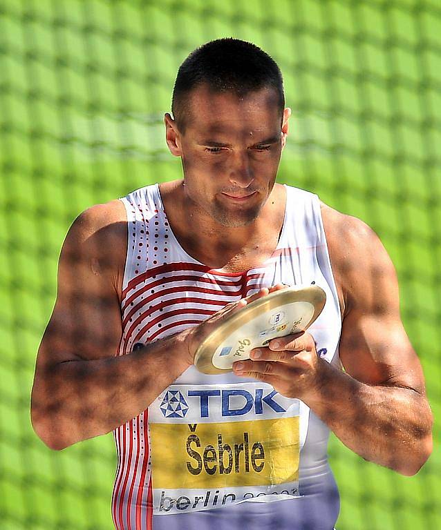 Roman Šebrle při diskařské části desetiboje na MS v Berlíně.