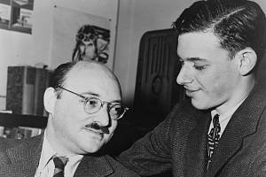 Frederic Dannay (vlevo) a James Yaffe v roce 1943