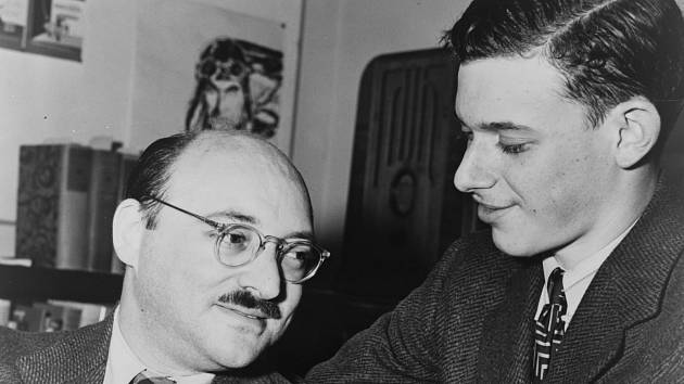 Frederic Dannay (vlevo) a James Yaffe v roce 1943