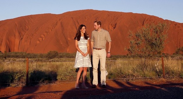 Vévodkyně Kate a princi William u monolitu Uluru.