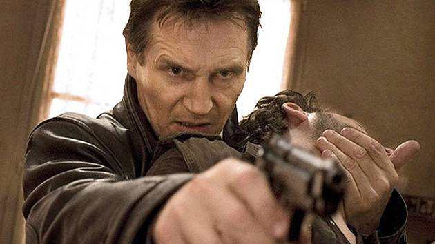 ZABIJU TĚ. Liam Neeson hrozí jednomu z Albánců, který unesl jeho dítě.