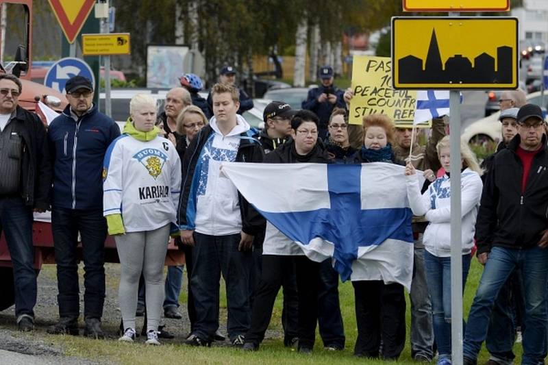 Přes 500 lidí dnes vytvořilo na severu Finska symbolický řetěz, aby protestovali proti příjezdu uprchlíků ze sousedního Švédska. 