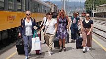 Čeští turisté už ve třetí sezoně vyjeli přímým vlakovým spojením do Chorvatska. První souprava byla vyprodaná. Zastavila i v Rijece. Dopravce Regiojet už na léto prodal zhruba padesát tisíc jízdenek.
