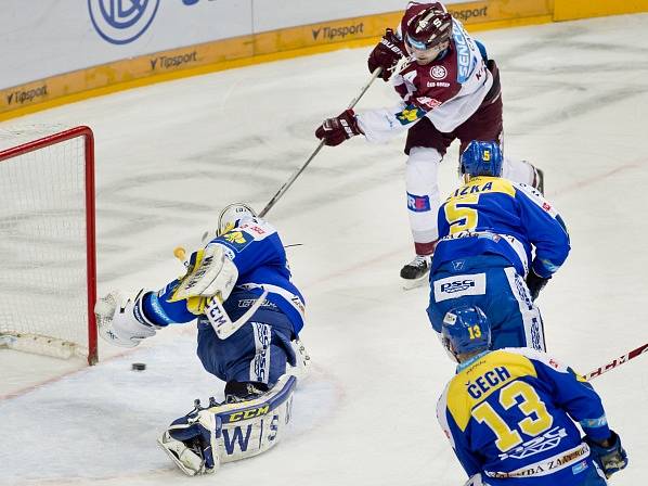 Sparta - Zlín: Petr Kumstát v akci před Liborem Kašíkem