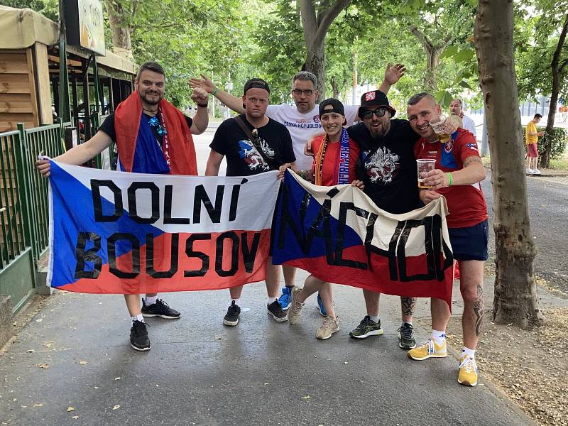 Fanoušci z Náchoda a Dolního Bousova vyrazili do Budapešti podpořit české fotbalisty v osmifinále mistrovství Evropy proti Nizozemsku.