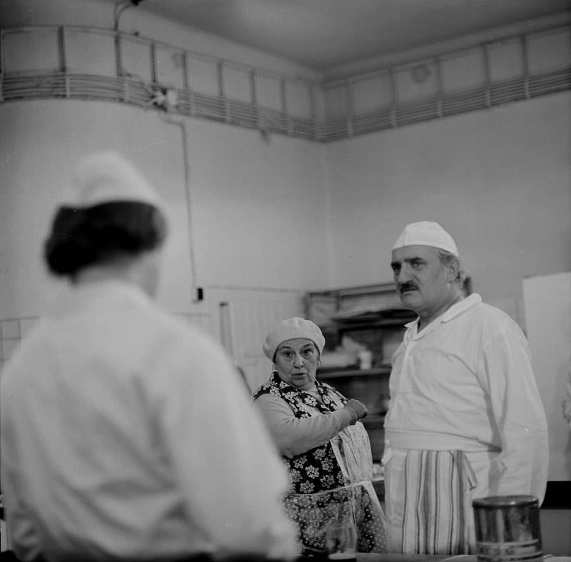 V seriálu Rozpaky kuchaře Svatopluka hrála řada tehdejších známých herců. Na snímku ze 4. dílu jsou Josef Dvořák, Stella Zázvorková a Josef Somr