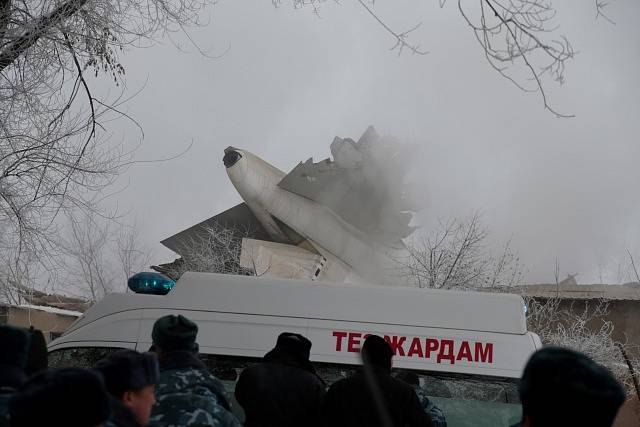 V Kyrgyzstánu se zřítilo letadlo na vesnici, přes třicet mrtvých