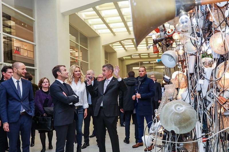 Francouzský prezident Emmanuel Macron (uprostřed) si v doprovodu premiéra Andreje Babiše a jeho ženy Moniky prohlédl v Národní galerii jedinečnou sbírku francouzského umění.