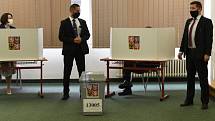 Prezident Miloš Zeman odevzdal svůj hlas v senátních volbách.