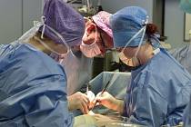 Úspěch operace či pravděpodobnost pooperačních komplikací souvisí s pohlavím lékaře i pacienta