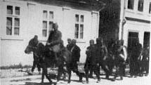 Bojovníci Ariljské partyzánské roty vstupují v září 1941 do obce Požega
