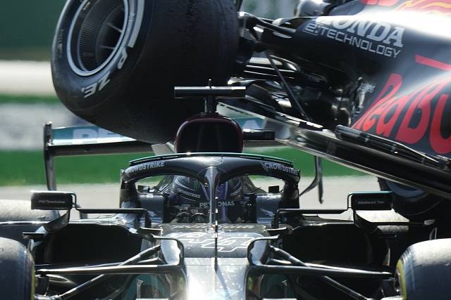 Vůz Maxe Verstappena letí přes hlavu Lewise Hamiltona (Velká cena Itálie 2021).