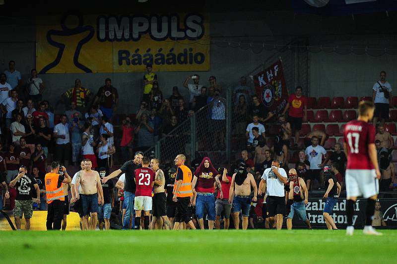 Fotbalové utkání 2. předkola Evropské ligy UEFA mezi celky AC Sparta Praha a FK Spartak Subotica 2. srpna v Praze. Fanoušci Sparty vtrhli na hřiště.