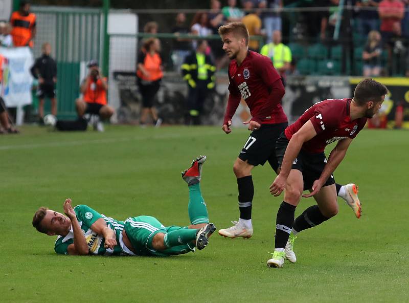 Zápas fotbalové Fortuna ligy mezi Bohemians Praha 1905 a AC Spartou Praha v Ďolíčku.Situace ze 34. minuty: Dominik Mašek (Bohemians, na zemi) upadl tak nešťastně, že si zlomil pažní kost a okamžitě byl převezen do nemocnice