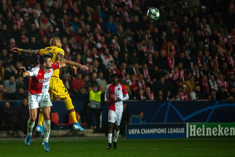 Fotbalový zápas skupiny F (liga mistrů), SK Slavia Praha - FC Barcelona, 23. října 2019 v Praze. Na snímku zleva David Hovorka, Nélson Semedo.