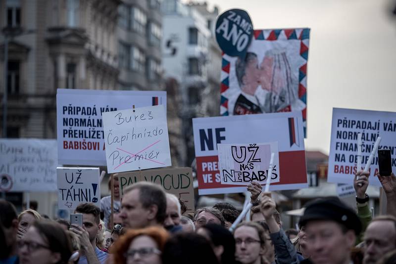 Tisíce lidí protestovaly 9. dubna na pražském Václavském náměstí proti premiérovi Andreji Babišovi.