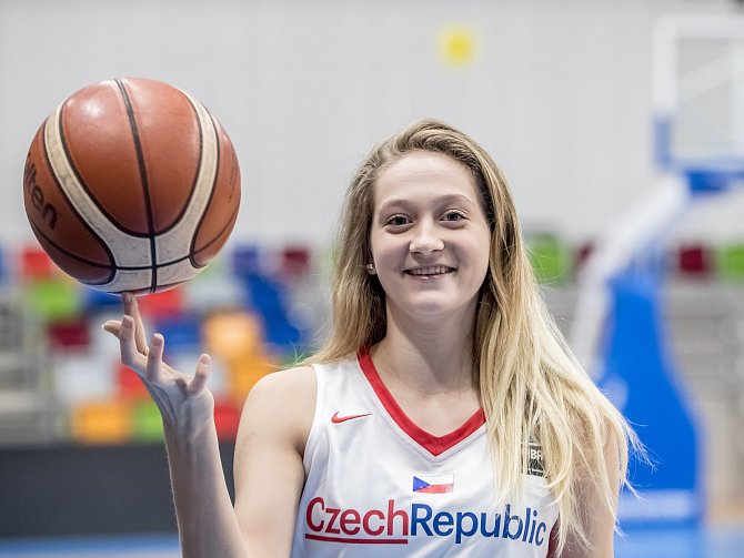 Basketbalová reprezentantka Kristýna Brabencová při fotografování pro Deník 13. listopadu v Praze.